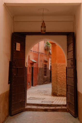 Vue sur la rue depuis le musées Dar Si Saïd de Marrakech