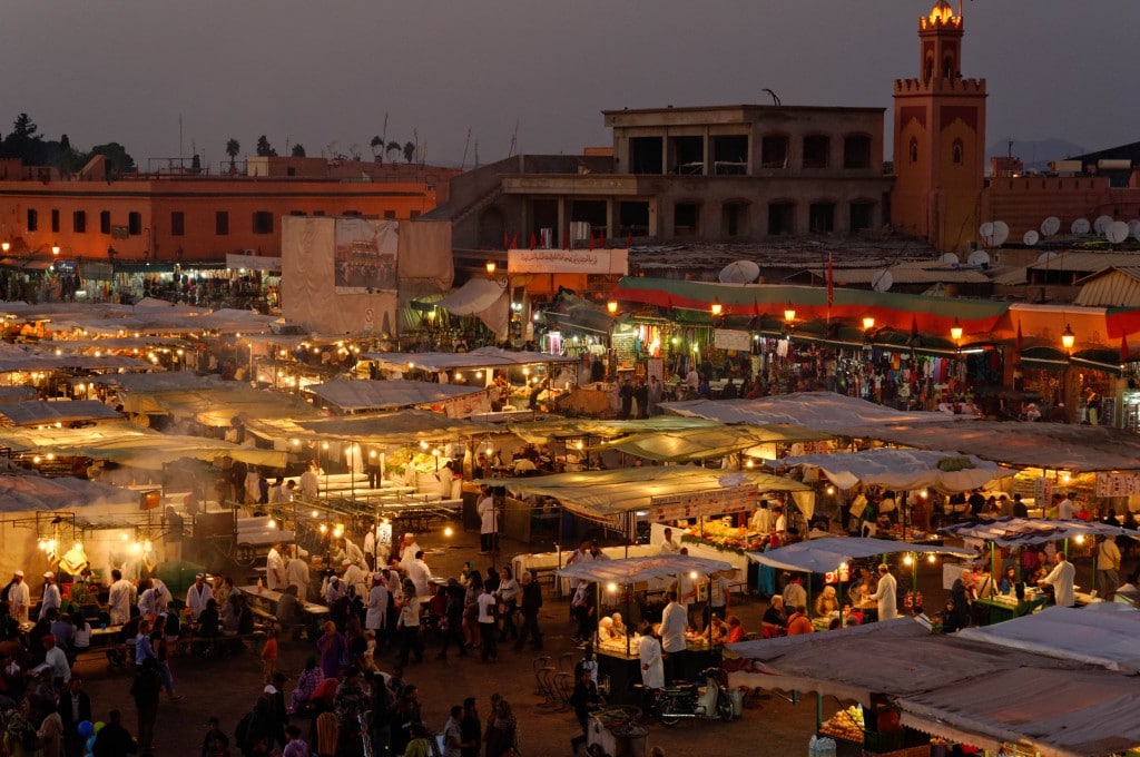 Place Djemaa El Fna à la tombée de la nuit