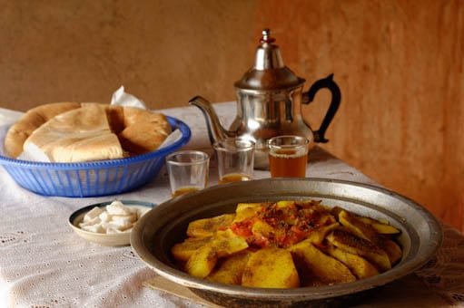 Repas marocain : tajine, pain ,thé à la menthe