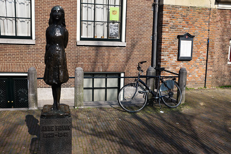 Amsterdam : statue d' Anne Frank  Photo : Nicolas Monnot