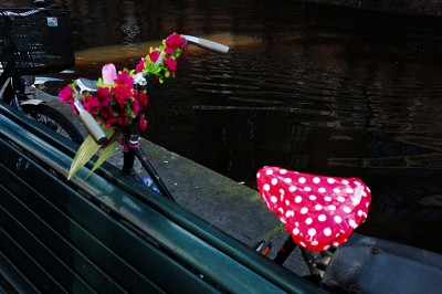 Vélo rose dans la quartier rouge d'Amsterdam