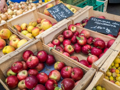 Marché de Lyon  : étal de pommes au marché de la Croix Rousse