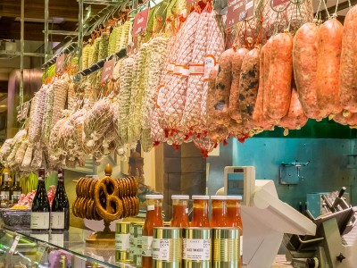 Gastronomie lyonnaise : Saucisson et vin du Beaujolais