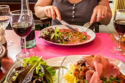 Visit Lyon : Typical meal in a Bouchon Lyonnais