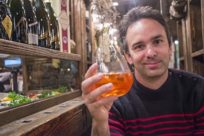 Dégustation d'un spritz apéritif traditionnel à Venise