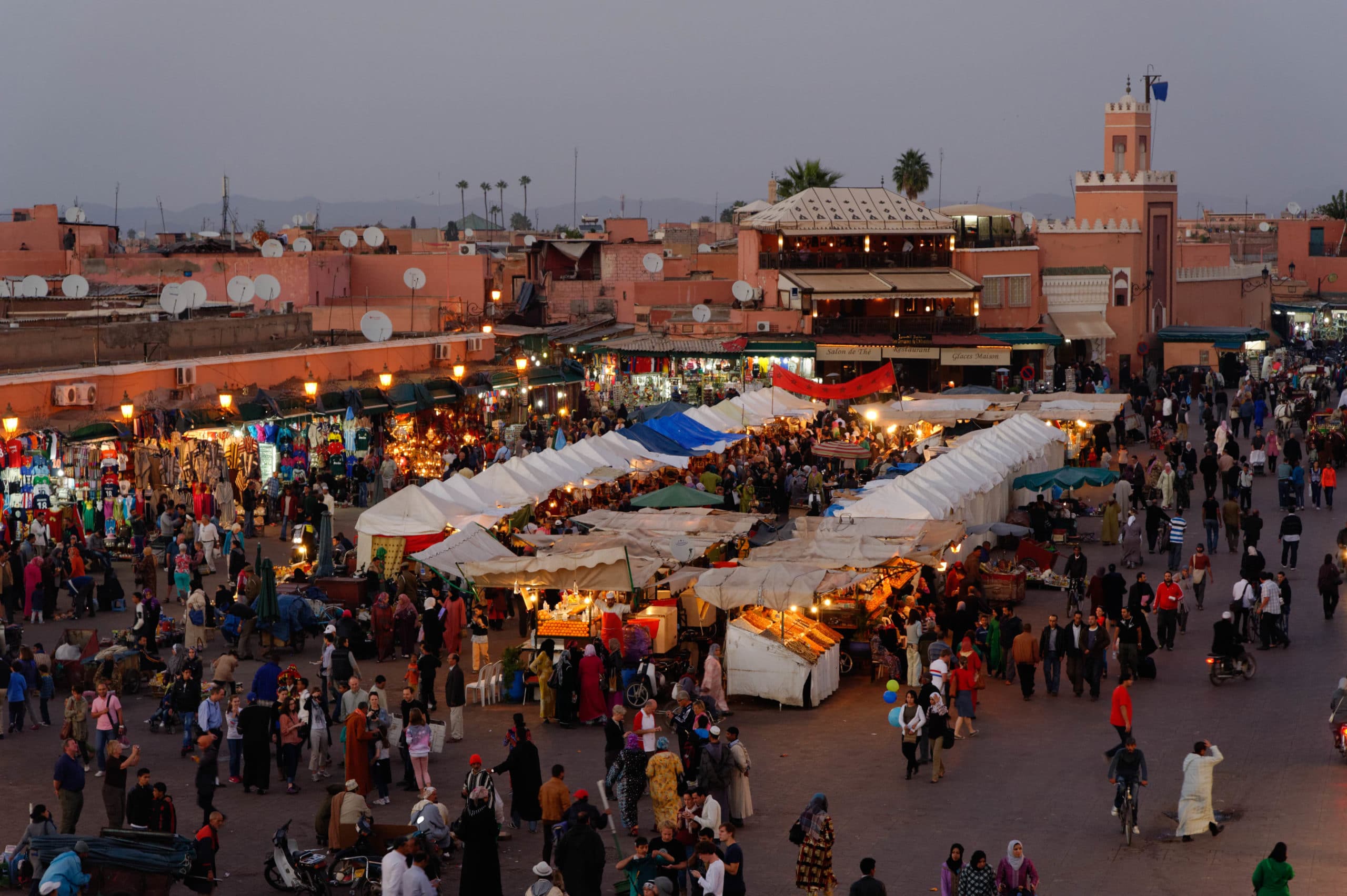 La place Djemaa El Fna en soirée