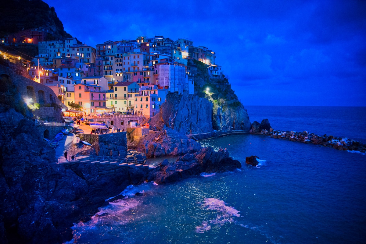 vue de nuit sur le village de Manarola dans les Cinque Terre