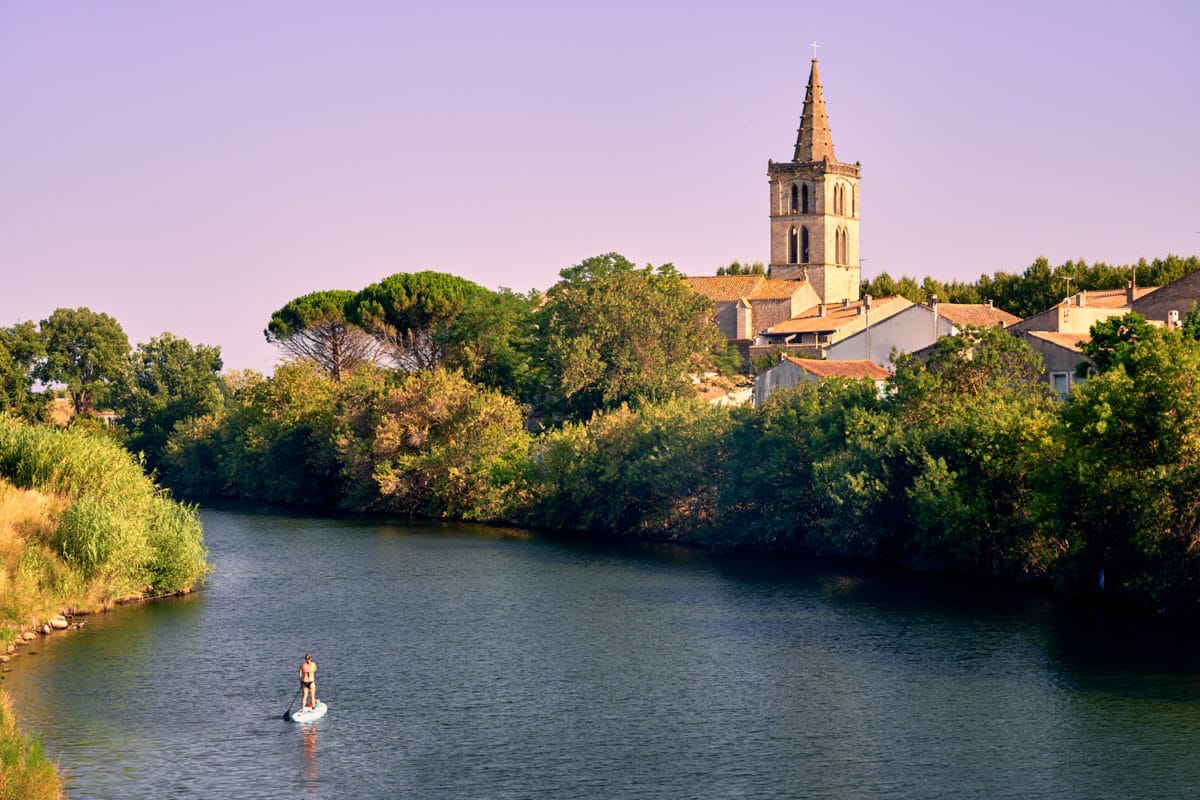 Sérignan, vue sur l'église depuis le pont