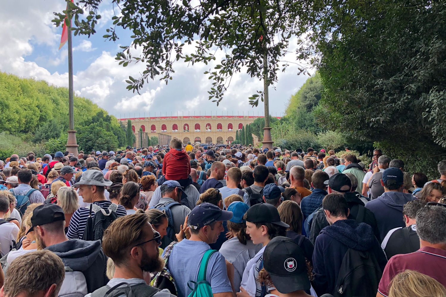 File d'attente pour aller au spectacle le Signe du triomphe