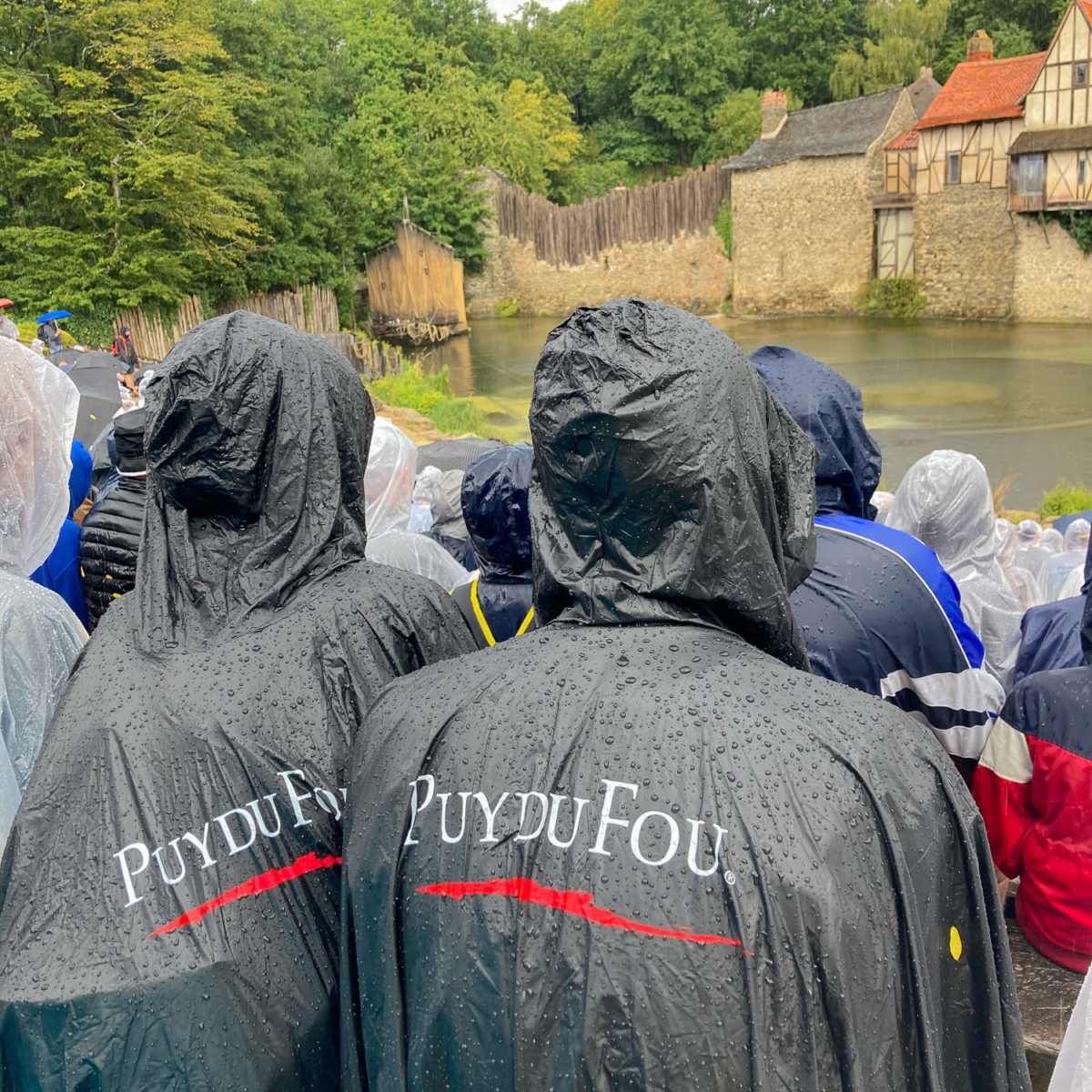 Au Puy du Fou, ne pas oublier son poncho