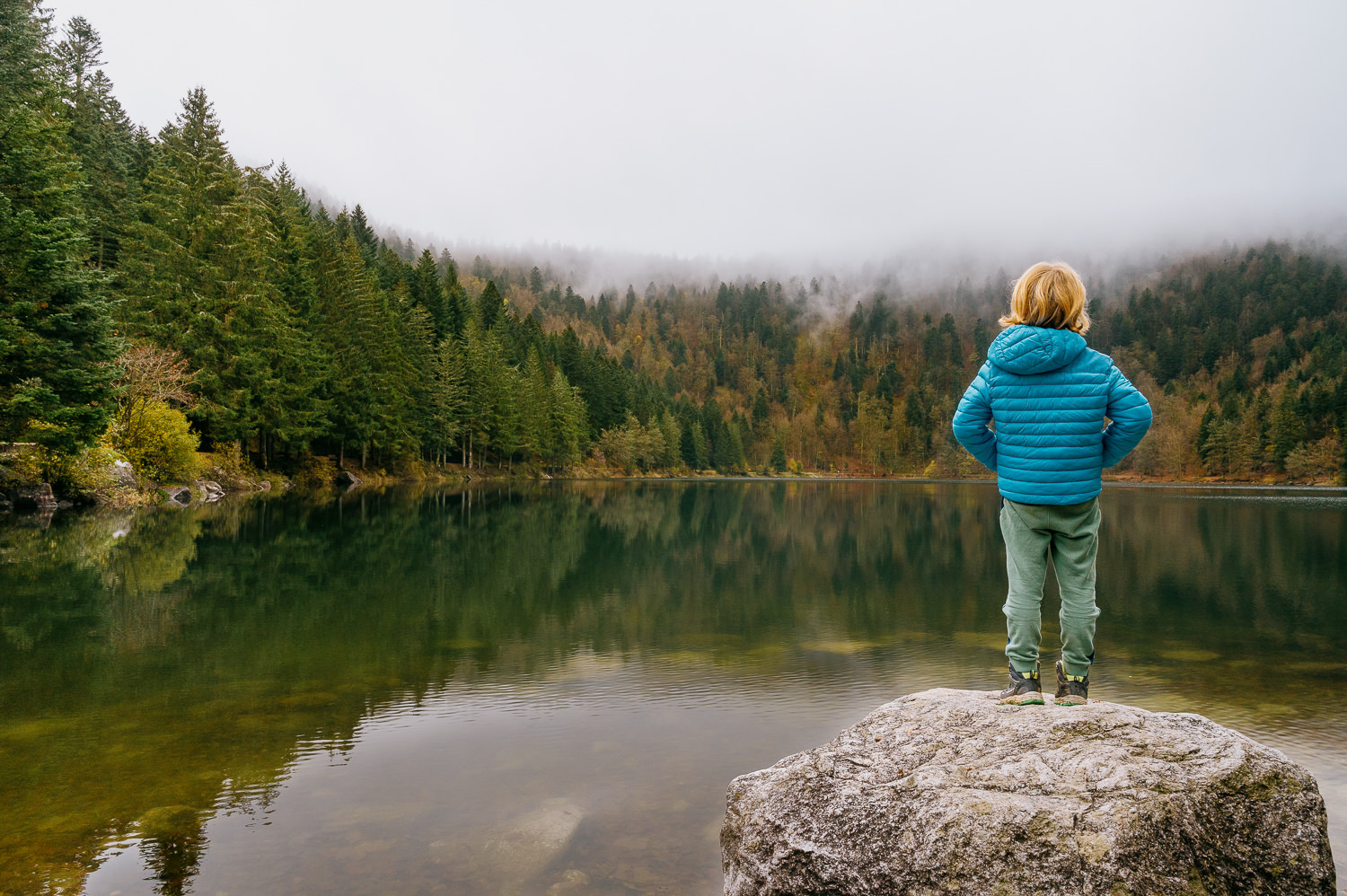 Enfant regardant le lac des Corbeaux dans les Vosges