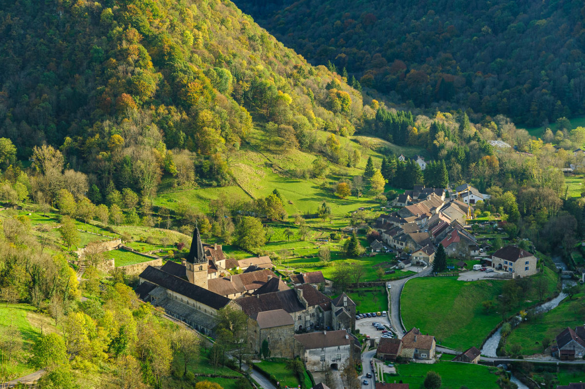 Vue sur le village de Baume les Messieurs dans le Jura