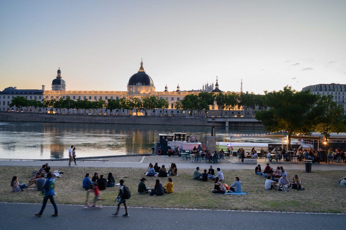 Quais du Rhône à la tombée de la nuit