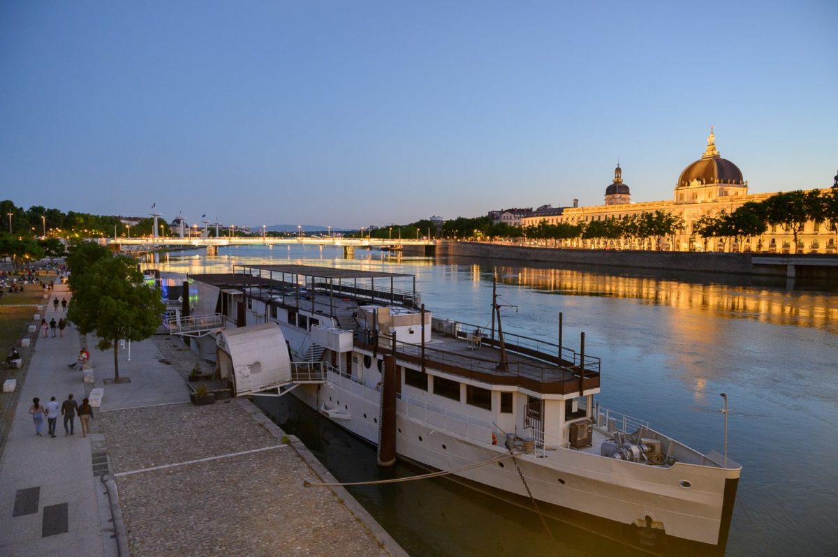 Prendre l'apéro sur les Quais du Rhône lors d'un Week-end à Lyon