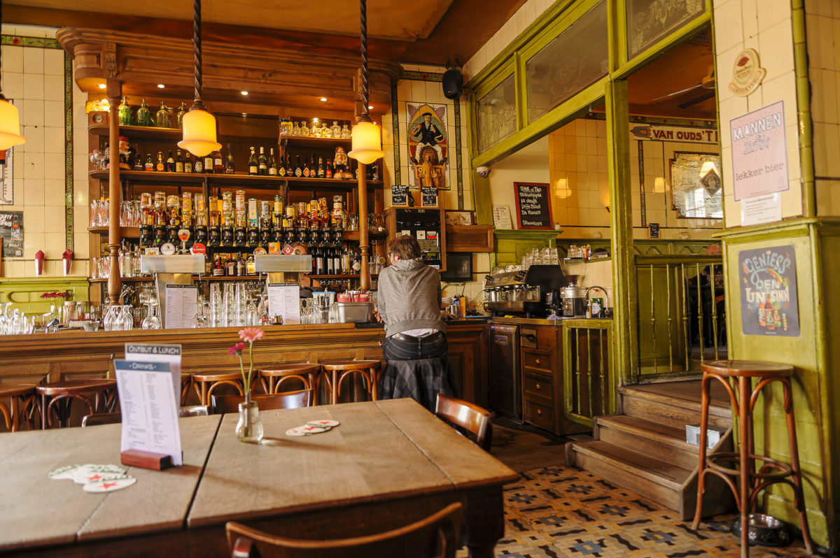 Décors d'un café brun d'Amsterdam