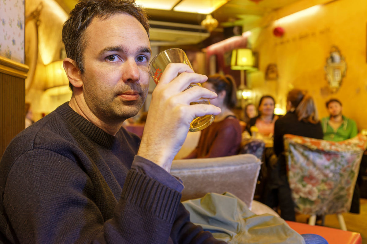 Boire une bière dans un café brun d'Amsterdam