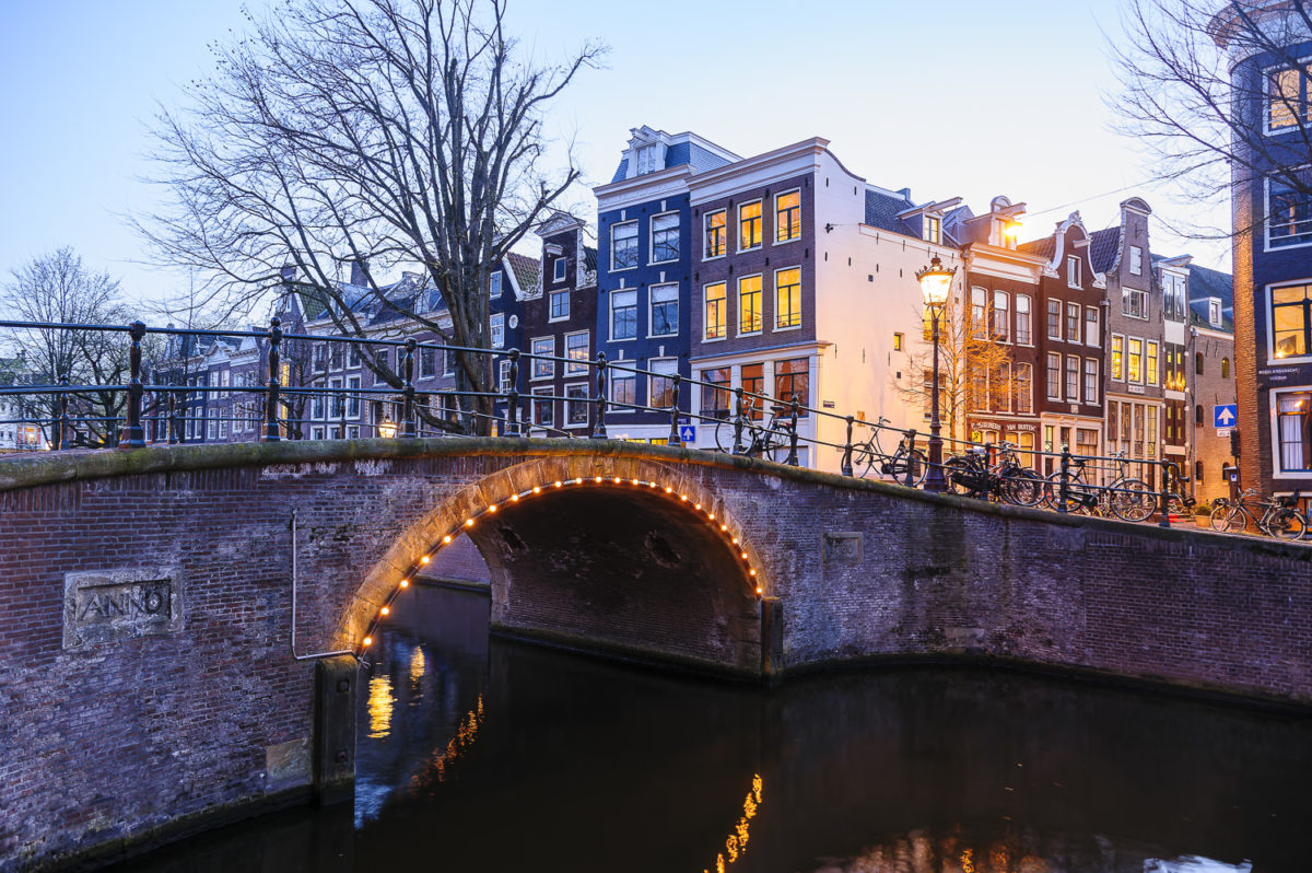 Les canaux d'Amsterdam au coucher de soleil