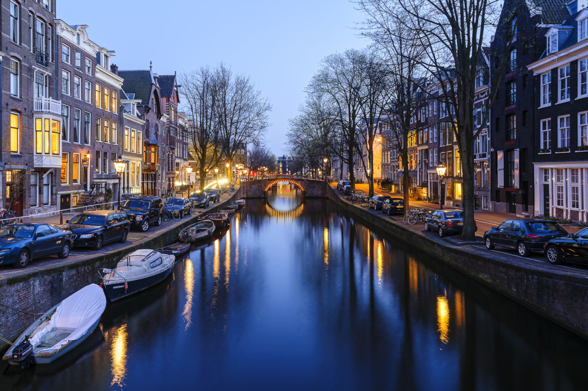 Les canaux d'Amsterdam au coucher de soleil