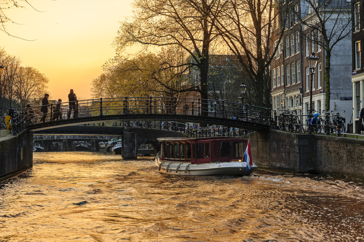 Les canaux d'Amsterdam au coucher de soleil