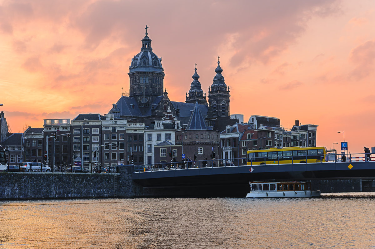 Les canaux d'Amsterdam au coucher de soleil