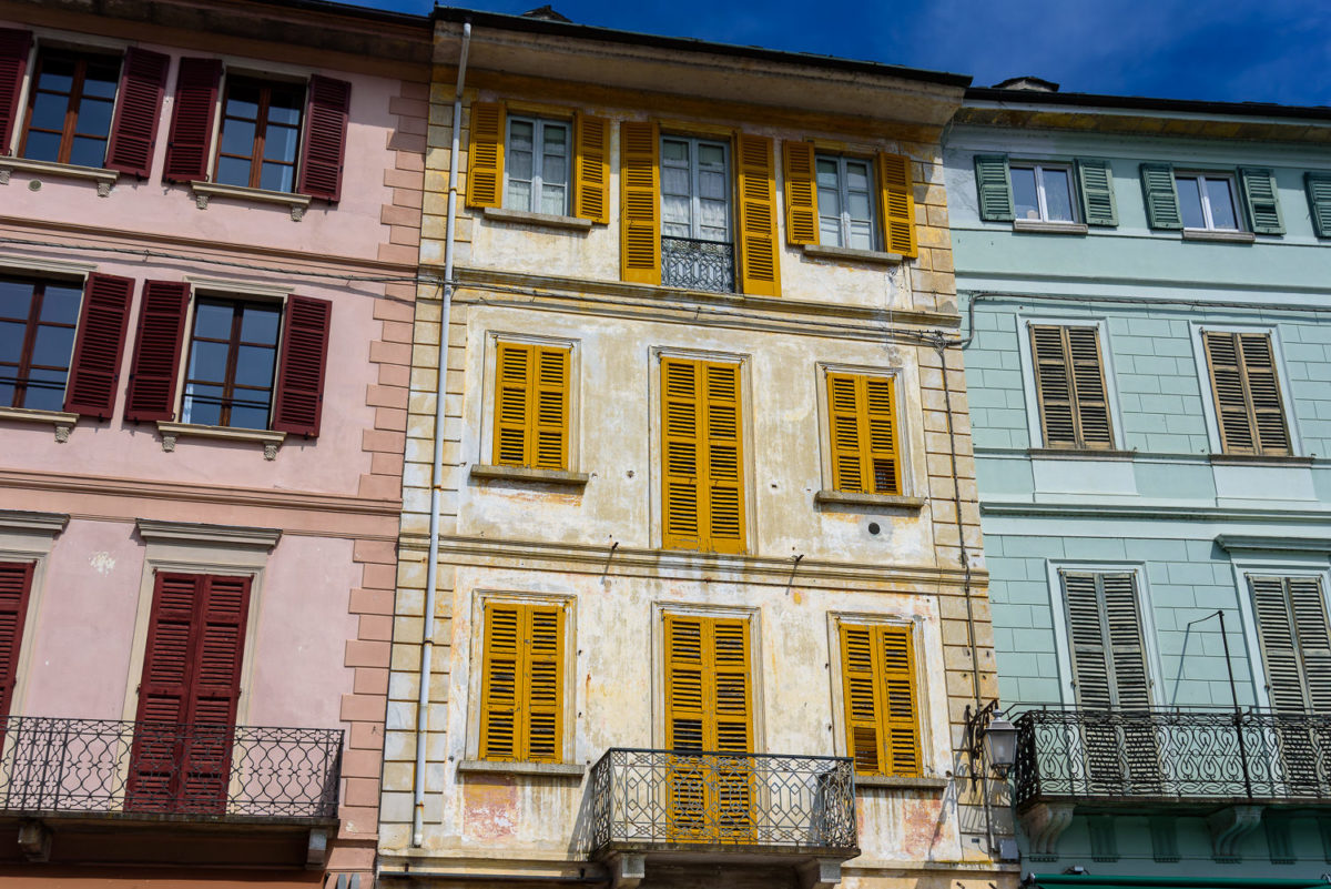 Façade de maisons à Orta