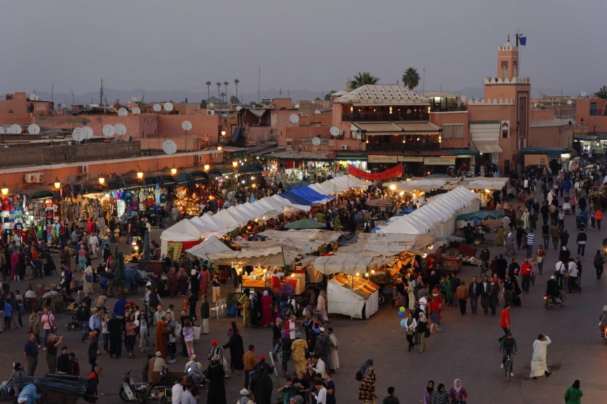 Marrakech : place Jemaa El Fna à la tombée de la nuit