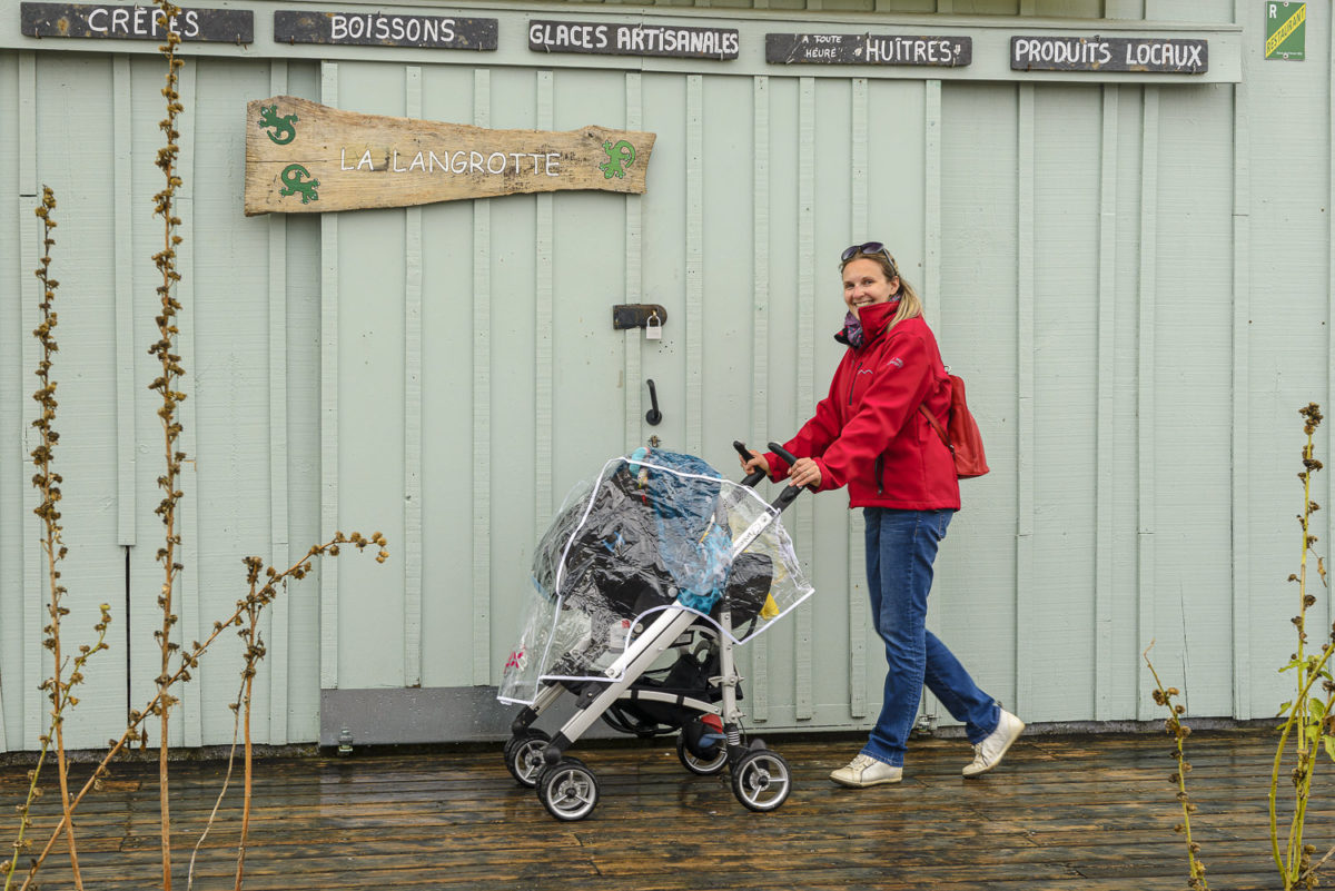 Voyager avec un bébé de 3 mois : en poussette sous la pluie